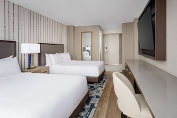 Room, 2 Queen Beds, Accessible, Bathtub