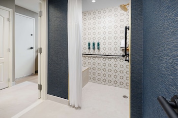 Room, 1 King Bed, Accessible (Roll-In Shower)