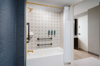 Deluxe Room, 1 King Bed, Accessible, Bathtub