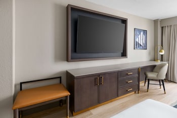 Deluxe Room, 1 King Bed, Accessible (Hearing)