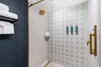 Room, 1 King Bed, Accessible (Roll-In Shower)