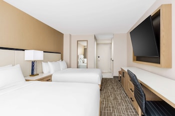 Room, 2 Queen Beds, Accessible, Bathtub