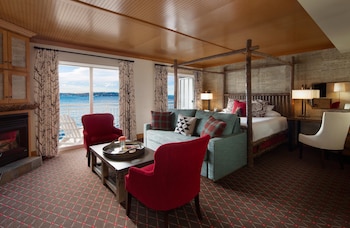 Junior Suite (Over Water)