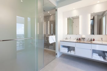 Room, 2 Double Beds, Ocean View (Mobility/Hearing Access, Roll-in Shwr)