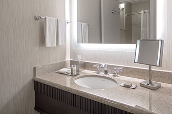 Suite, 1 King Bed, Accessible, Bathtub