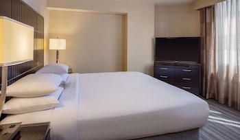 Suite, 1 King Bed, Accessible, Non Smoking (Roll-In Shower)