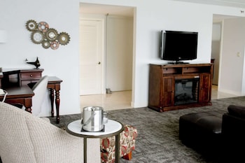 Suite, 1 King Bed, Refrigerator