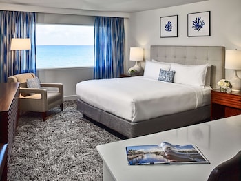 Deluxe Room, 1 King Bed, Accessible, Ocean View (Ocean Curve, Roll-In Shower)