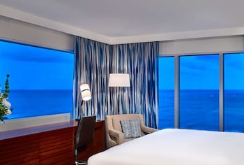 Premier Room, 1 King Bed, Ocean View (Preferred Ocean Corner King)