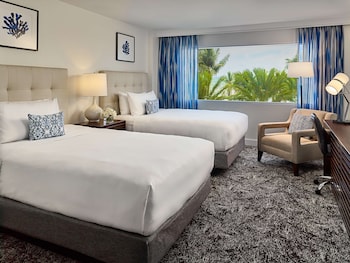 Deluxe Room, 2 Double Beds, Ocean View (Deluxe Ocean Curve Two Doubles)
