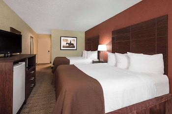 Business Suite, 2 Queen Beds, Non Smoking