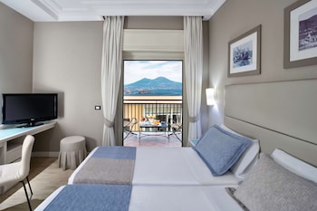 Standard Room, 1 Queen Bed, Non Smoking, Partial Sea View