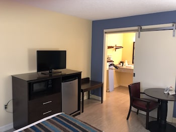 Deluxe Room, 1 Queen Bed, Accessible, Non Smoking (First Floor/Mobility)