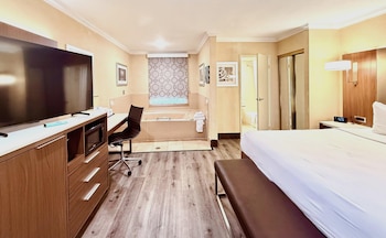 Standard Room, 1 King Bed, Non Smoking, Jetted Tub (Lower Level)