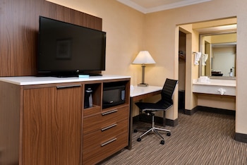 Standard Room, 1 Queen Bed, Non Smoking, Refrigerator & Microwave