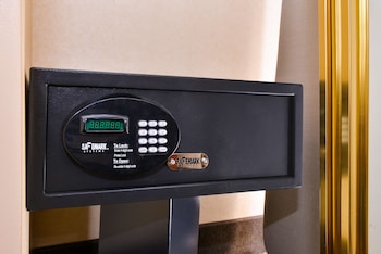 Standard Room, 1 Queen Bed, Non Smoking, Refrigerator & Microwave