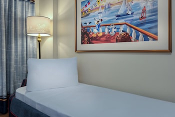 Water View. Hearing accessible - visual alarms and notifications. 2 queen beds, 1 daybed.