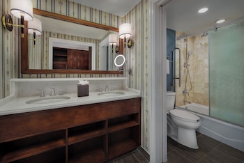 Water View. Hearing accessible - visual alarms and notifications. 2 queen beds, 1 daybed.