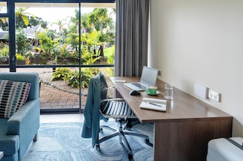 Standard Room, 1 King Bed, Garden View