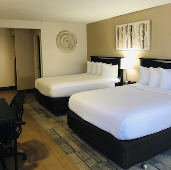 Standard Room, 2 Queen Beds, Roll-in Shower