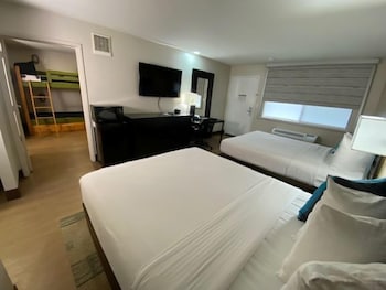 Family Suite, 2 Bedrooms, Accessible Bathtub, 2 Bathrooms