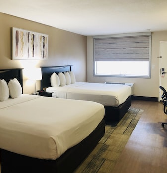 Standard Room, 2 Queen Beds, Roll-in Shower