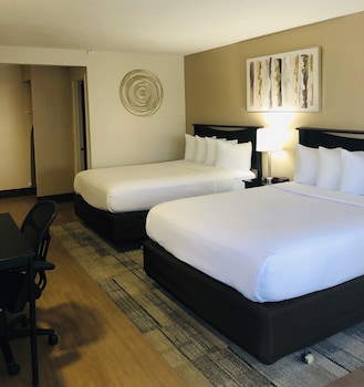 Standard Room, 2 Queen Beds, Roll-in Shower