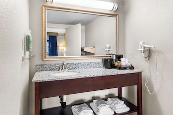 Standard Room, 1 King Bed, Accessible, Refrigerator & Microwave