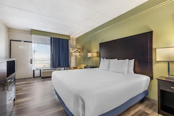 Standard Room, 1 Queen Bed, Non Smoking, Refrigerator & Microwave
