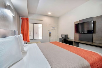 Deluxe Room, 1 King Bed, Non Smoking, Refrigerator & Microwave