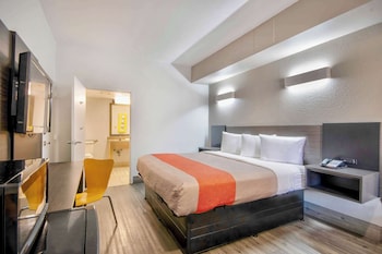 Deluxe Suite, 1 King Bed, Non Smoking, Refrigerator & Microwave