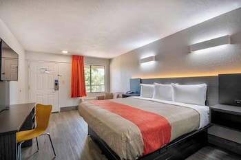 Deluxe Room, 1 King Bed, Non Smoking, Refrigerator & Microwave