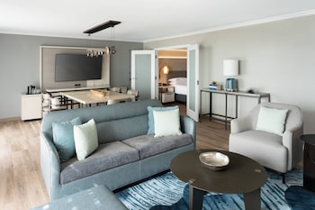 Suite, 1 King Bed with Sofa bed, Balcony