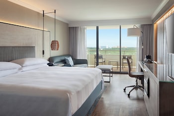 Suite, 1 King Bed with Sofa bed, Golf View (Balcony)
