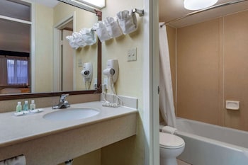 Room, 2 Queen Beds, Non Smoking, Courtyard View