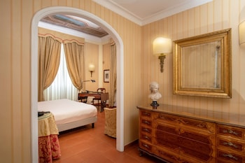 Deluxe Room, 1 King Bed, Non Smoking (Converts to 2 Twin Beds)