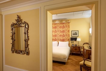 Deluxe Room, 1 King Bed, Non Smoking (Converts to 2 Twin Beds)