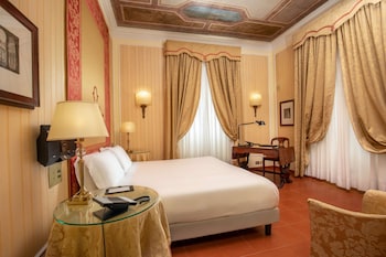 Deluxe Room, 1 King Bed, Non Smoking (Converts to 2 Twin Beds)
