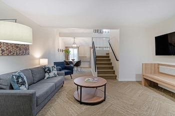 Suite, Multiple Beds, Non Smoking, Refrigerator & Microwave (Living Room;with Sofabed)