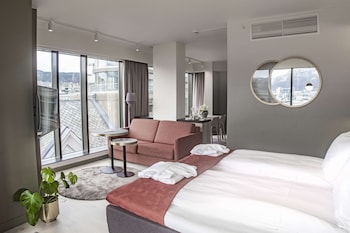 Junior Suite, 1 King Bed with Sofa bed, Lake View