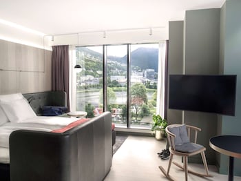 Junior Suite, 1 King Bed with Sofa bed, Lake View