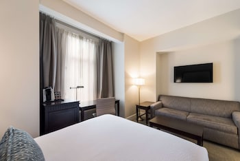 Standard Room, 1 Queen Bed, Non Smoking (Shower Only)