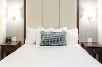 Premium Room, 1 Queen Bed, Non Smoking (with Sofabed)