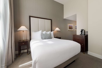 Standard Room, 1 Queen Bed, Non Smoking, Refrigerator & Microwave