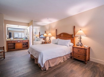 Deluxe Room, 1 Queen Bed, Patio