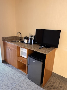 Deluxe Suite, 1 Queen Bed, Mobility Accessible