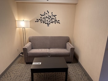 Deluxe Suite, 1 Queen Bed, Mobility Accessible