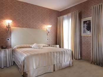 Superior Double or Twin Room, Canal View
