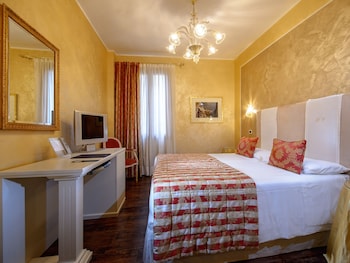 Classic Double or Twin Room, Canal View