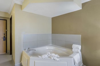 Suite, 1 King Bed, Non Smoking, Jetted Tub (with Sofabed)